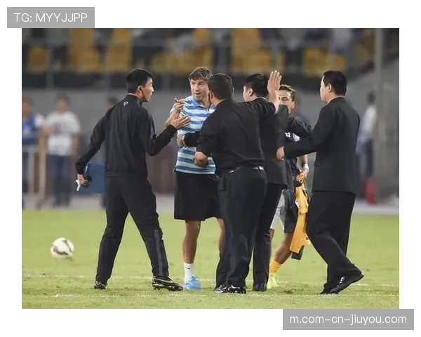 特雷·杨赛场不满动作引热议 裁判判罚再度成为焦点